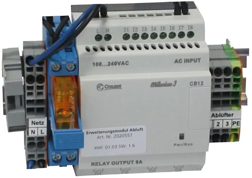 STIEBEL ELTRON Erweiterungsmodul Abluft LTM TL 1230 EWM ABL, 236995. Graue und blaue Klemmenblöcke links, weiße Steuereinheit mit Beschriftung und grüne Klemmenblöcke rechts. LEDs und Anschlüsse oben.